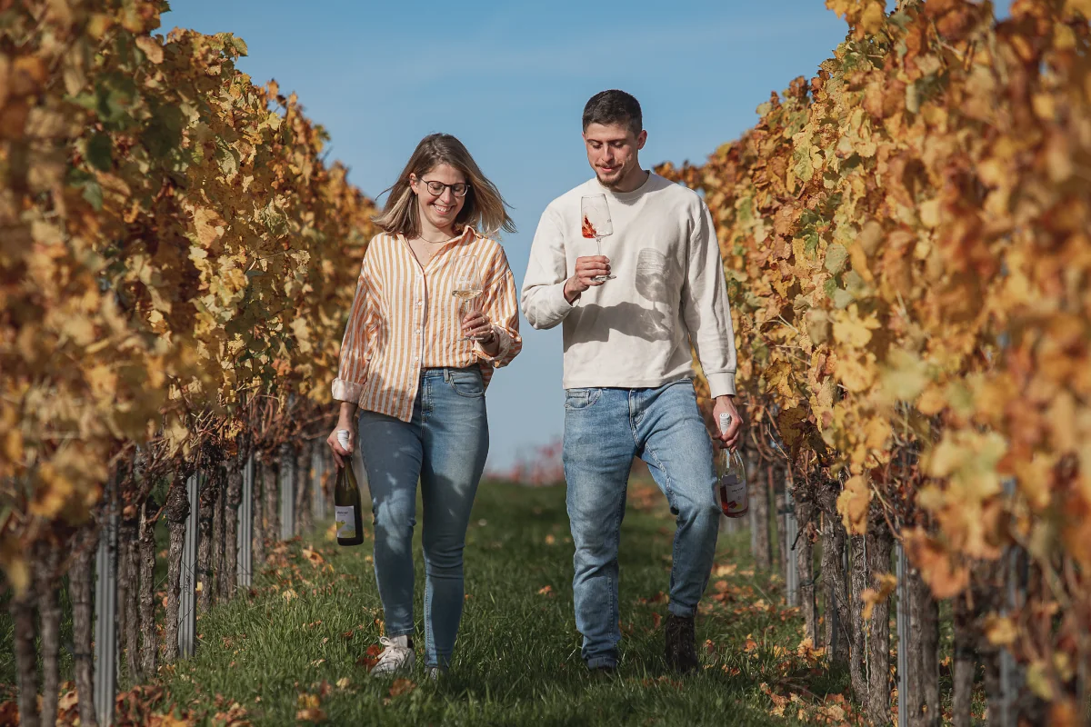 Niklas Stenner und Malenka Stenner im Weinberg