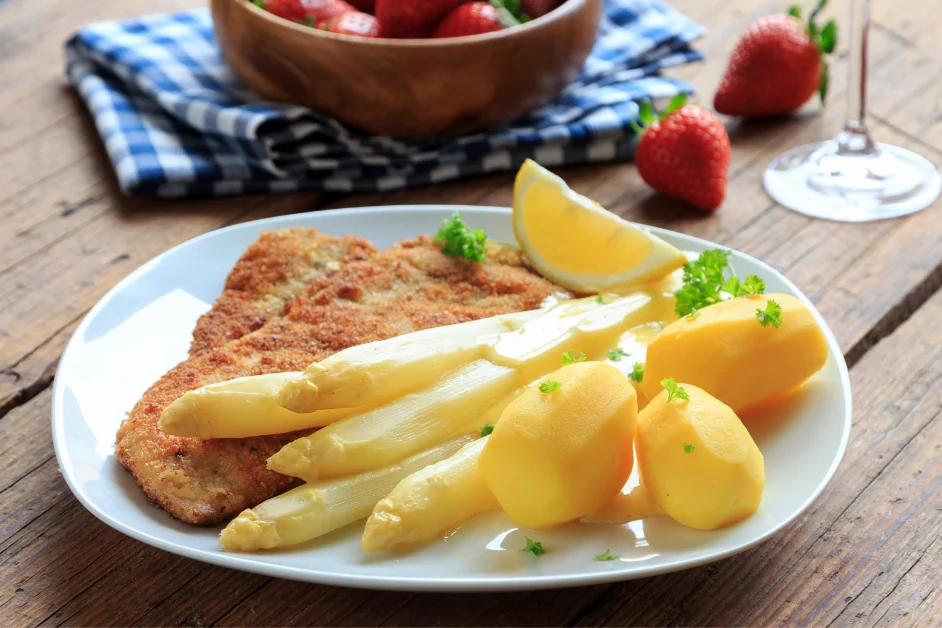 Spargel mit Kartoffeln und Schnitzel
