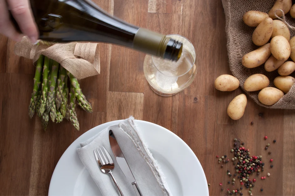 Wein mit grünem Spargel