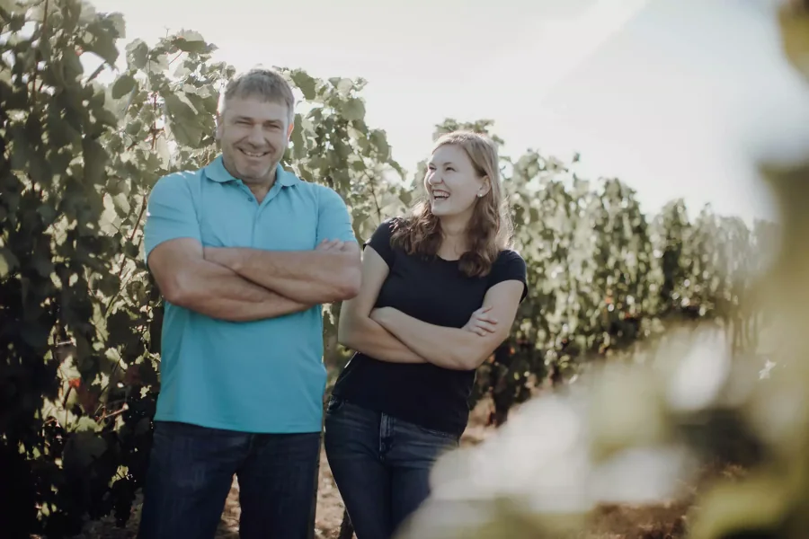 Weingut Bernhard - Martina und ihr Vater im Weinberg