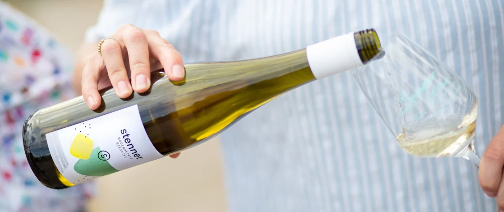 Weingut Stenner - Wein einschenken