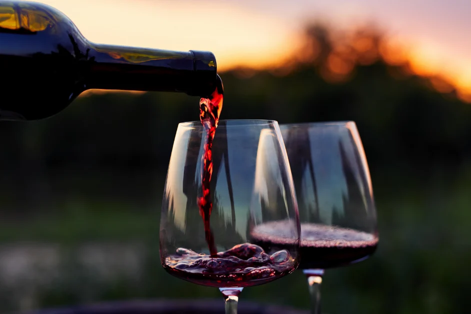 Zwei Gläser mit Rotwein