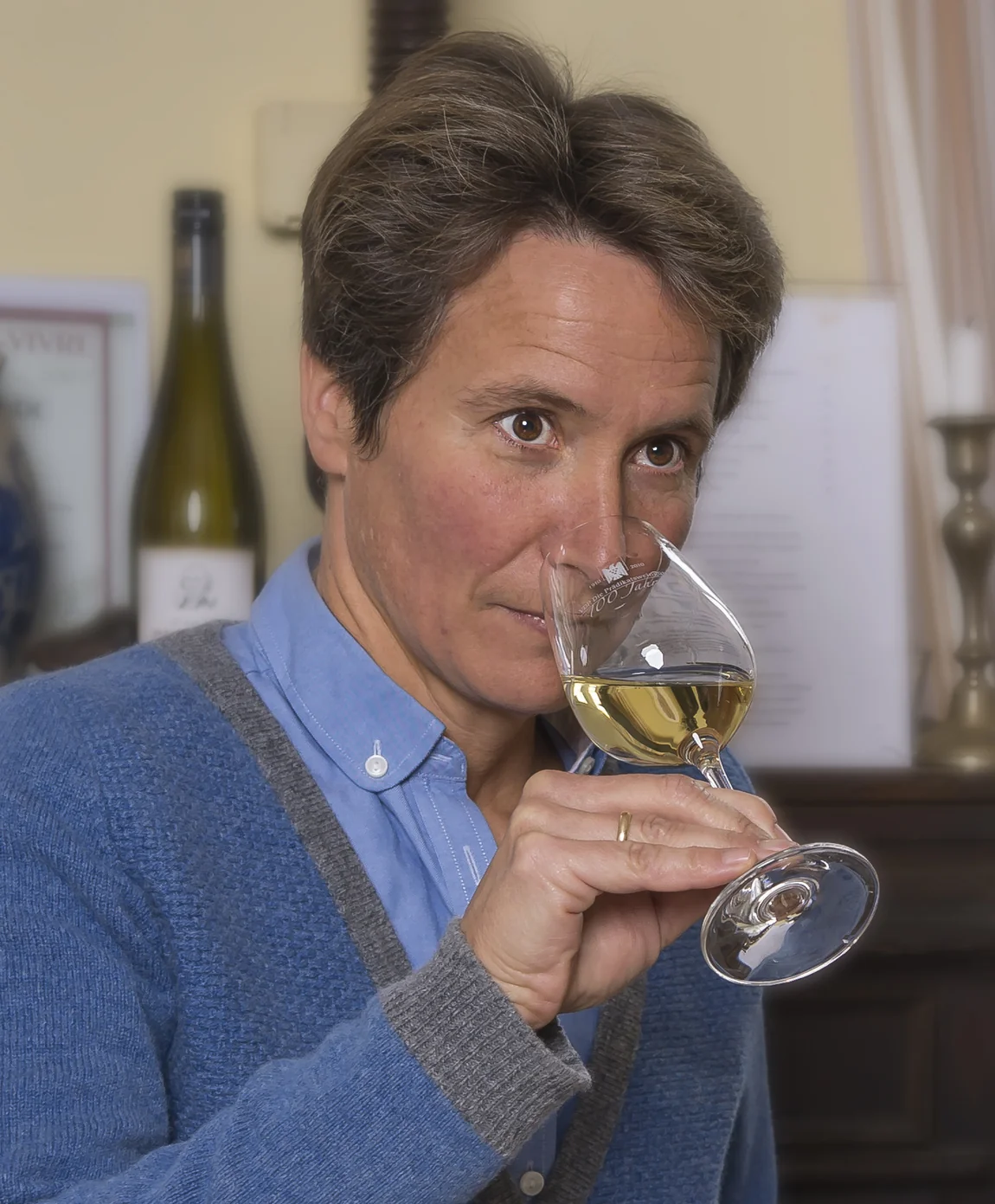 Catharina Mauritz, Winzerin in achter Generation des Domdechant Werner'schen Weinguts in Hochheim am Main, mit einem Glas Riesling