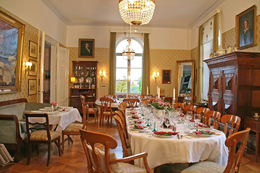 Festlich gedeckter Familien-Saal im historischen Gutshaus des Domdechant Werner'schen Weinguts