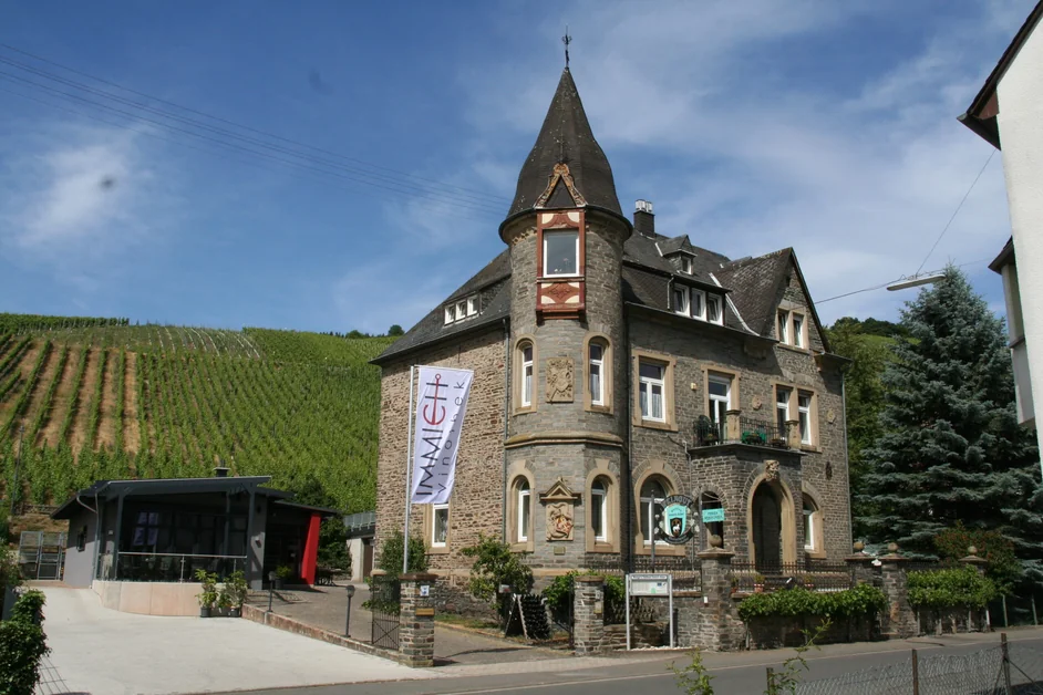 Die denkmalgeschützte Winzervilla des Weinguts Immich-Anker in Enkirch, erbaut 1897