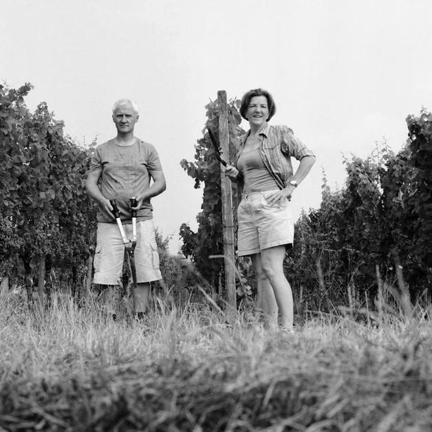 Eva Raps und Urban Kaufmann im Weinberg