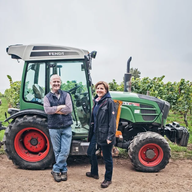 Eva Raps und Urban Kaufmann mit Traktor in ihrem Weinberg in Hattenheim