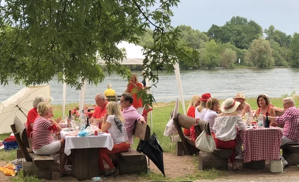 Weingut-Kaufmann-Veranstaltung mit Gästen an festlichen Tischen am Rhein