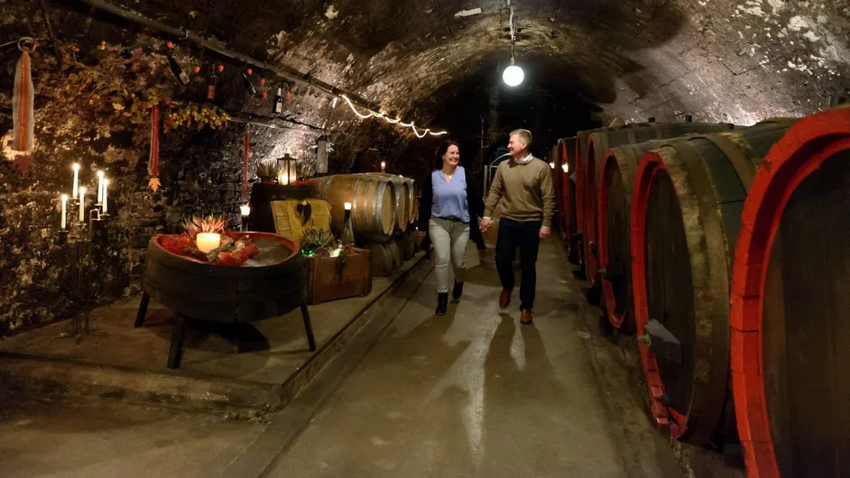 Johannes Ohlig und seine Frau im historischen Gewölbekeller des Zehntenhofs