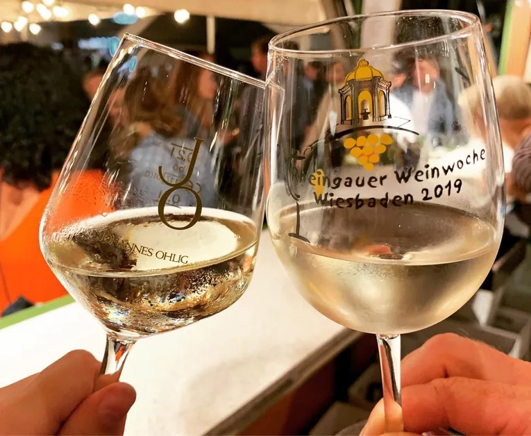 Anstoßen auf der Rheingauer Weinwoche in Wiesbaden mit Wein von Johannes Ohlig