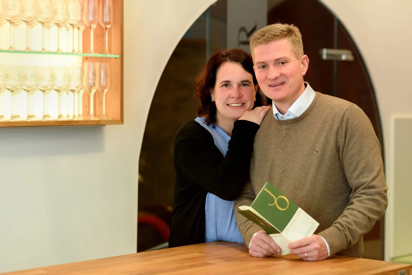 Johannes Ohlig mit seiner Frau in der Vinothek des Weinguts Ohlig