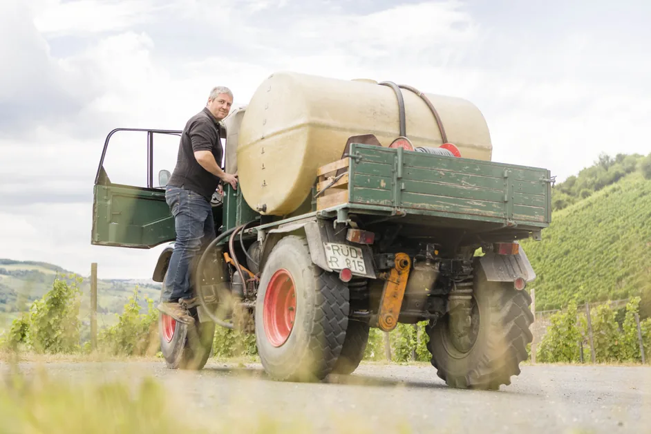 Robert Wurm bei der Arbeit in seinem Weinberg über dem Rhein bei Lorch