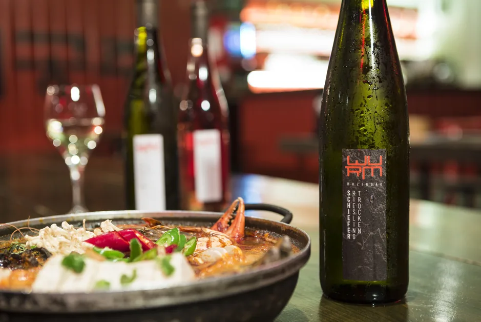 Paella mit Meeresfrüchten und ein Riesling vom Weingut Wurm