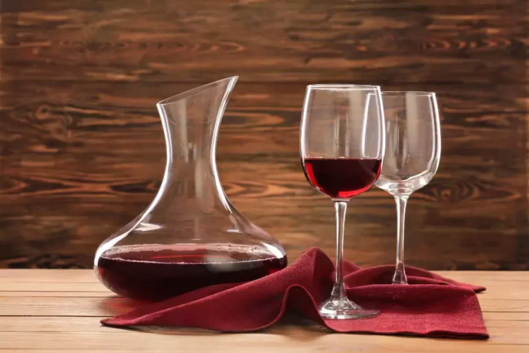Wein dekantieren: Wie man den vollen Geschmack eines Weins entfaltet